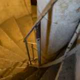 Con fatica cominciamo cos� a inerpicarci, aiutati nella salita da un ingegnoso corrimano in ferro degli anni 20 del 900 che affianca tutto il percorso della scala